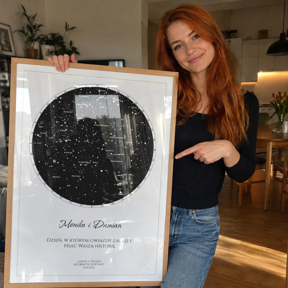 Kobieta prezentuje personalizowaną mapę gwiazd w drewnianej ramie – oryginalny pomysł na prezent Understarsky