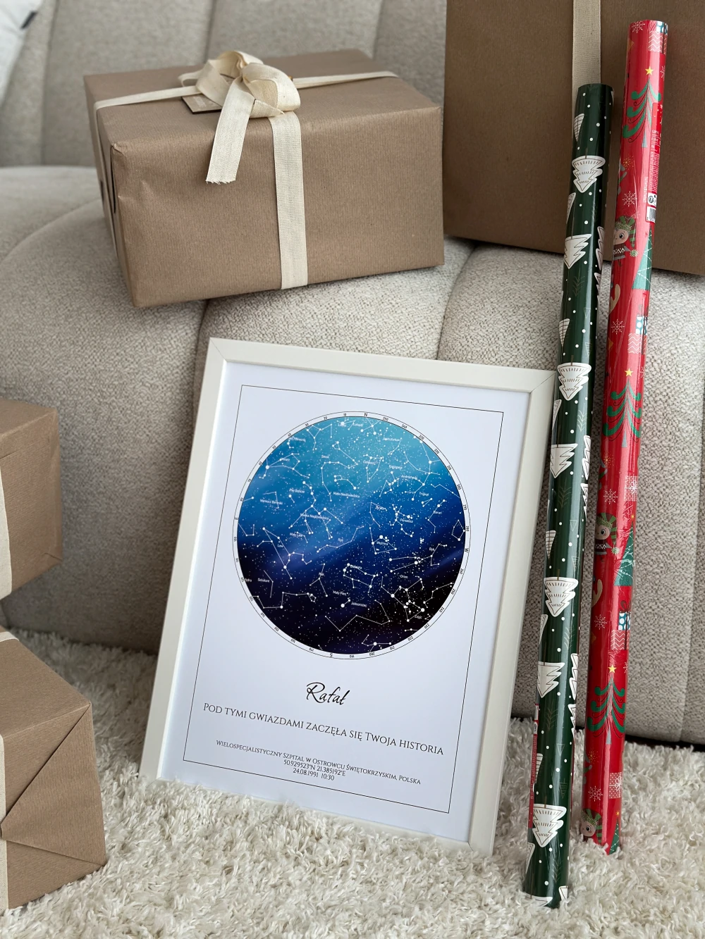 Duży, wspólny prezent dla pary na święta w białej ramie, przygotowany do wręczenia w wigilijny wieczór.