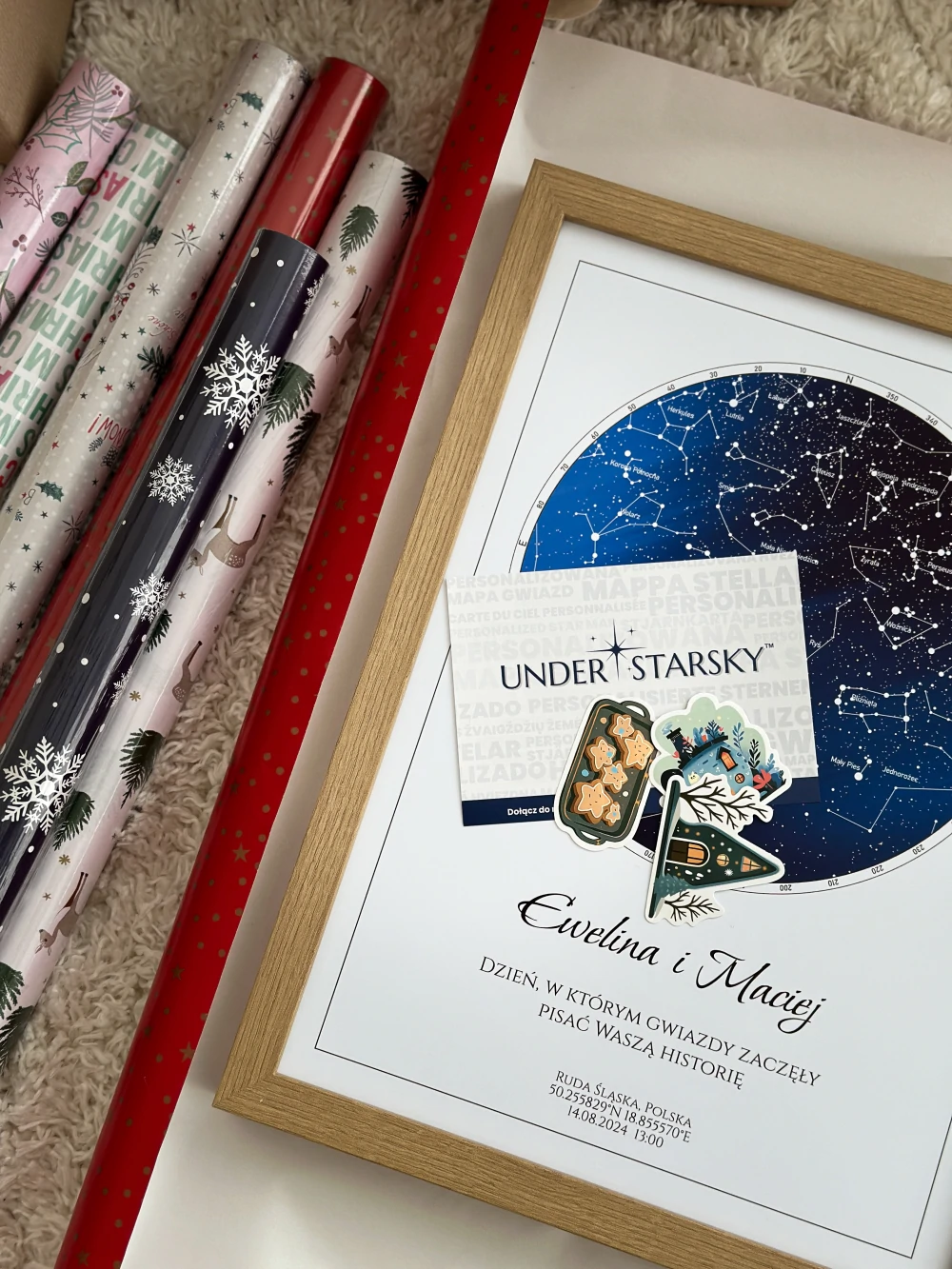 Wyjątkowy prezent dla męża na święta w trakcie pakowania, z ozdobnym papierem i bilecikiem Under Star Sky.